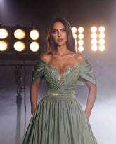 Glamoroso vestido de fiesta largo color salvia polvoriento con corte A, hombros descubiertos, lentejuelas y cuentas